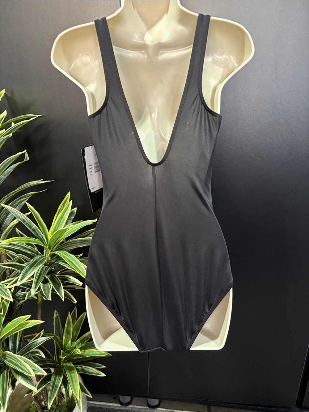 Miraclesuit V-neck,scoop back,padded,ruched bodice,slimming - Picture 4 of 10